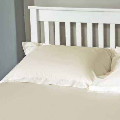 567785a5be0e7c539ed47eb6f0a41f68488cbd1c2ee74416bdb5e93dc509137d.jpg An Image of The Willow Manor 100% Cotton Percale Oxford Pillowcase Pair - Ivory