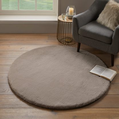 65de25e8405159a7e97036c90eb689929b3b26255a4b8a843422c44f073ff5d7-1.jpg An Image of Faux Fur Supersoft Lush Circle Rug Grey