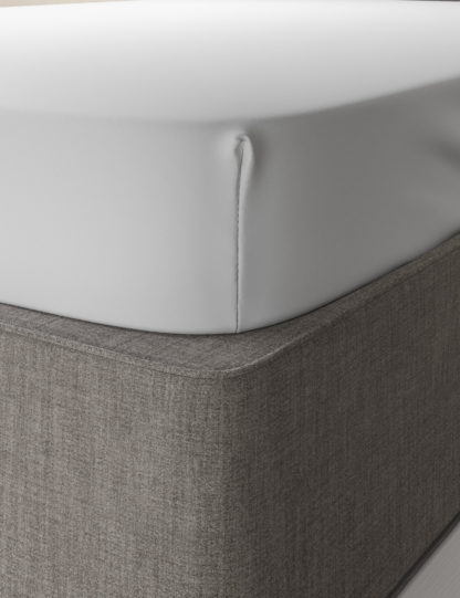6fb7f84f7790ccebe4bcb133a54c13cd4b466a509e5798cd7405c66ffd48af5e.jpg An Image of M&S Cotton Rich Percale Fitted Sheet