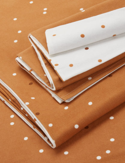7e49e3f0c4d211c123e416ffcd4cda95b9cd07d20978d89139d7b253b36047aa-2.jpg An Image of M&S Pure Cotton Spotty Brushed Bedding Set