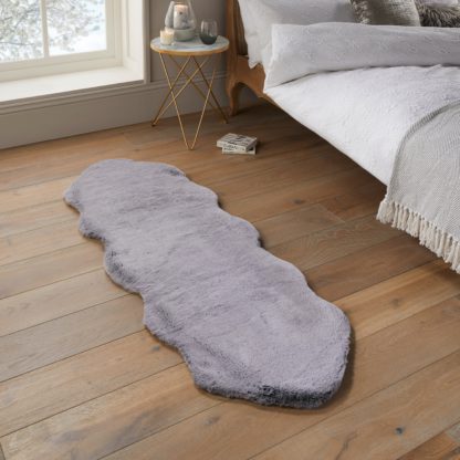 c1a09ce5c60e2363b0db2346280bd592fe7bc7ea8b43b9b23c7eb7efbd4acd39.jpg An Image of Tipped Supersoft Double Pelt Faux Fur Rug Supersoft Black Tipped