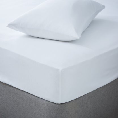 c595ec9f1a6e3cf4c86d36d7ad75c41c2348b930f4fd02d239672faff22f880e.jpg An Image of Soft & Cosy Luxury Brushed Cotton Fitted Sheet White