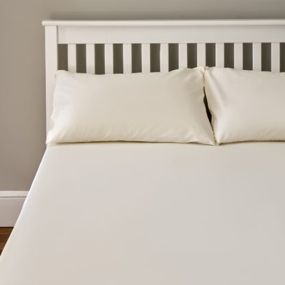 078d9b31cd014764e6a7a98f799be0eeb830d18ff3c41aded4ef0f12196fae0b.jpg An Image of The Willow Manor Easy Care Percale Single Fitted Sheet - Cream