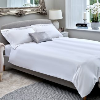 An Image of The Willow Manor Egyptian Cotton Sateen 300 Thread Count Super King Duvet Set - Glacier White