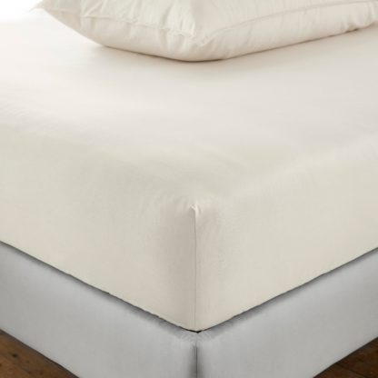 0e0528c80a8eb8c1043dc6fac0cf2e79f77b90832aa37c267a75932292883d93.jpg An Image of Soft Washed Cotton Undyed Fitted Sheet Natural