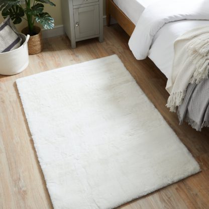 99ef80401f81a49eecc5560547c63884bdf77dad51652a45499dd6e60ee9b11d.jpg An Image of Faux Rabbit Fur Rug Natural