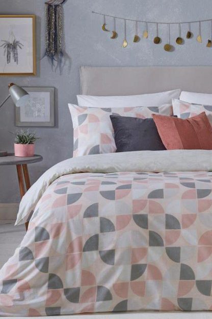 3a6d4e4432df7ec665eb001ca6172909f68de758c4413fc6ad0bf90c43d12f7c-2.jpg An Image of Luna Duvet Set