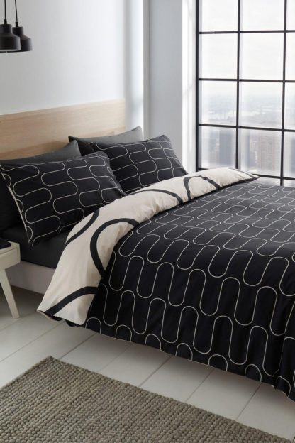 An Image of Linear Curve Geometric Duvet Set