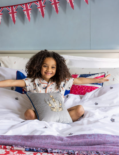 07c1f018e8890ca6ba285aac019dfc5963d621768082917ef9f71bc42a8ca74c-1.jpg An Image of M&S Pure Cotton Crown Embroidered Bedding Set
