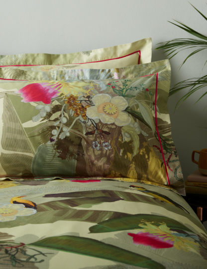 0a1a7f92b25f00eeaf8f74cdd66655114dea508a177b67fd262caf2ac2663fdb-1.jpg An Image of Timorous Beasties Pure Cotton Merian Palm Bedding Set