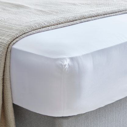 41b7ef1f978490de12ea6be205b776c70a57d8c5af0840c34b7f22c5fb81f7b7.jpg An Image of Plain Fitted Sheet White