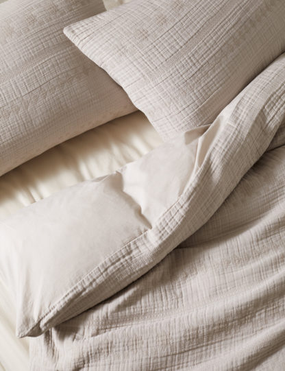 55c7b01227b66ccb9bf041db5d739db8cbaa17832bb7bbd638ecca86607a3d24-2.jpg An Image of M&S X Fired Earth Marrakech El Hara Jacquard Bedding Set