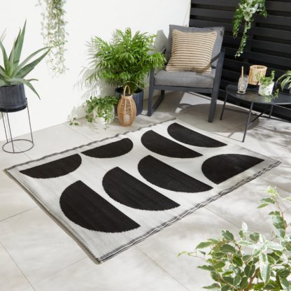 An Image of Elements Sten Garden Mat Black and white