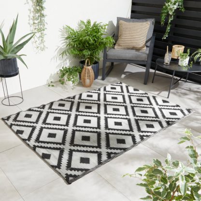 An Image of Elements Sten Garden Mat Black and white