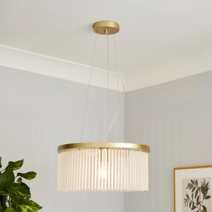 99cf23bd027015af3e694eeb40fa9f09842138237a65db6b86514d678d03ad7e.jpg An Image of Highgate Single Tier Pendant Light - Brass