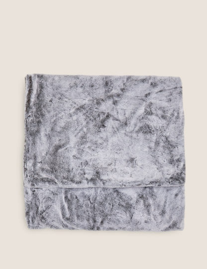 a5dd7b25efbb89560af8aedd83a5487ca1326551405d70725d84c0446320580b.jpg An Image of M&S Faux Fur Throw