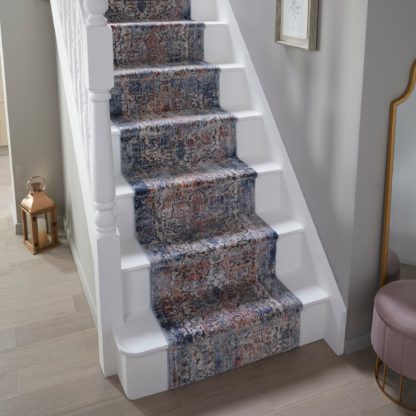 df73a0929dff924406cc8b0b0e8a2168ef77e281c31201f29678af80dfce0539.jpg An Image of Soraya Traditional Stair Runner Soraya Silver