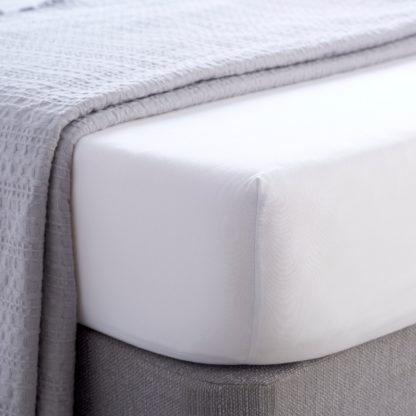 14f96dec4dd0241aaeb72a0c8a73da156be290c77597923c41af16e1d271159f.jpg An Image of Super Soft Mibcrofibre 28cm Fitted Sheet White