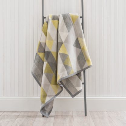 4da59317042b86cc99f21b4b15a211f60693372eef4f7f946dbf2ccb764d9ee2.jpg An Image of Thermosoft Geo Ochre Throw Yellow