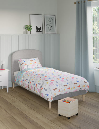 7df44ec5cbd2b5fb0e51b39e0216d80847e22f6e7f56b4b28156453287d74c7c-1.jpg An Image of M&S Cotton Blend Pets Bedding Set