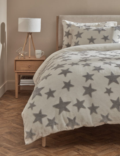 85b942ababbabe78ae671038ec8e93fa709e185fa94006c5f2d29981ab1e5ef1.jpg An Image of M&S Fleece Star Bedding Set