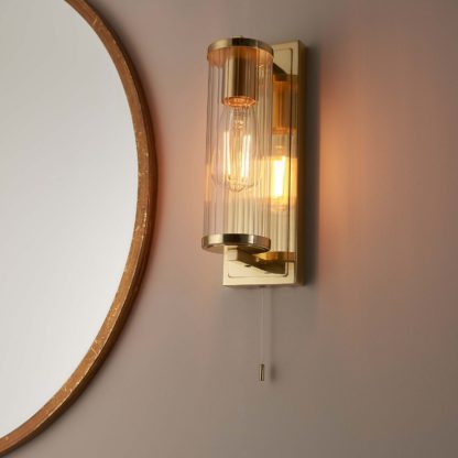 faa3a76628ccbc7da22b3c1a5027d7dfa783bb329069f7002c3d7954af72691e.jpg An Image of Roydon Bathroom Wall Light - Brass