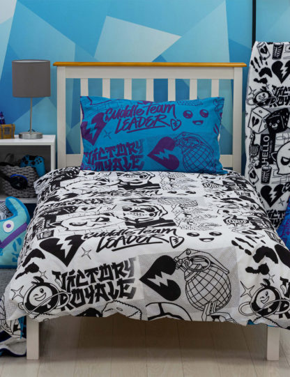 32d9d091fbebcb2d4e13757af400ffd01d93564dd73bfcc6f9a8736b4d42daa6-1.jpg An Image of M&S Cotton Blend Fortnite™ Bedding Set