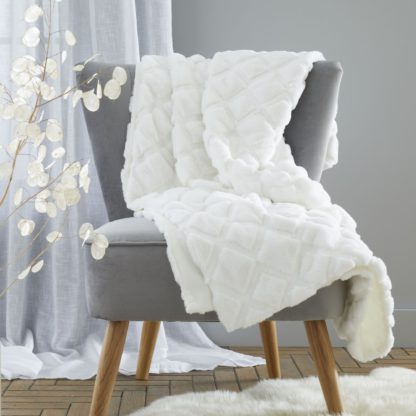 An Image of Catherine Lansfield Cosy Diamond 130cm x 170cm Throw White