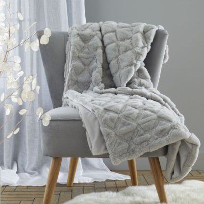 An Image of Catherine Lansfield Cosy Diamond 130cm x 170cm Throw White