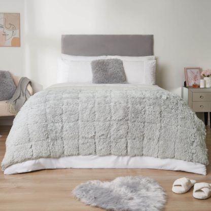 An Image of Sienna Fluffy Weighted Blanket Blush