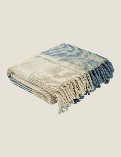 7e7504c35356d4d68e1c8f83b7521980026606063a423c84028afbb66b5e3f4a.jpg An Image of Laura Ashley Pure Cotton Dylan Throw