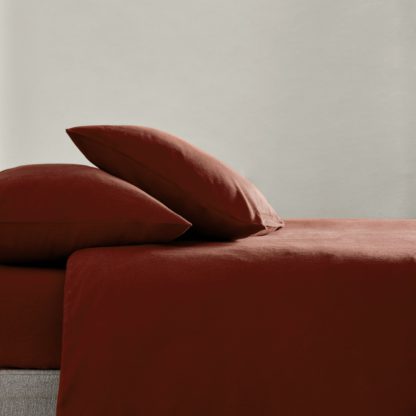 999df4dbbfba1835ecc8b246f2960378056a642fb0af9c5ee4a0d8a162159d94.jpg An Image of Plain Dyed Red 100% Cotton 32cm Fitted Sheet Ava Red
