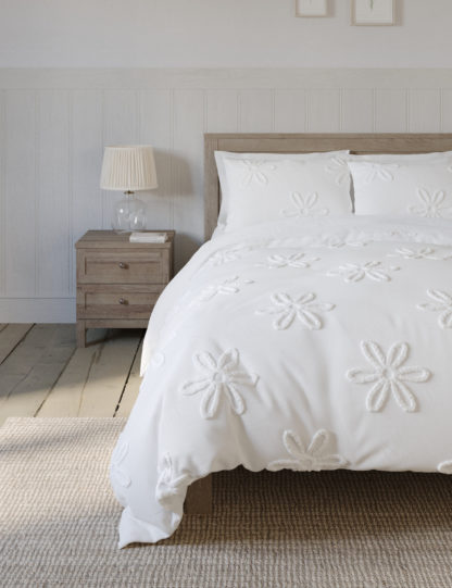 8811d7515389de9debb4c962f03f99ee522aa5dfb46a0c28c84851766d8c29f7.jpg An Image of M&S Pure Cotton Tufted Floral Bedding Set