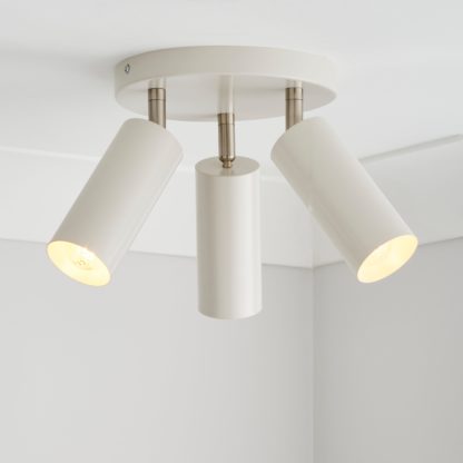 bf05a467140da0024c687a254c2b6ca097291835398f2ac5f10c376c7bb21ddc.jpg An Image of Leila 3 Light Semi Flush Ceiling Fitting Gold