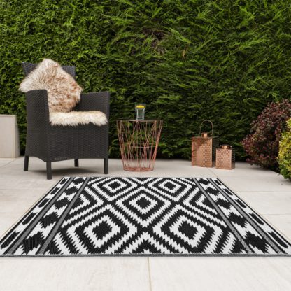 An Image of JVL Aztec Reversible Plastic Woven Outdoor Rug Black