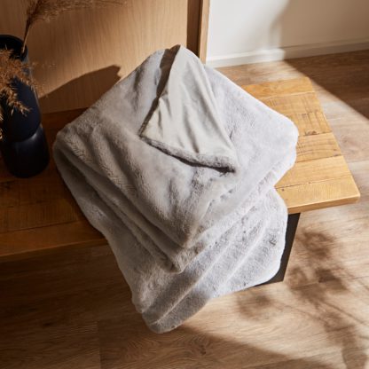 An Image of Lenon Plush Throws White