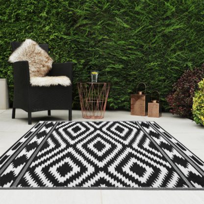 98537b9e6bcfca2dda2c825ff2b6c5e80aea09c8ed8da03ca3a6c8a7acc95aaa.jpg An Image of JVL Aztec Reversible Plastic Woven Outdoor Rug Black