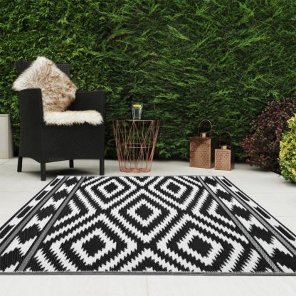 An Image of JVL Aztec Reversible Plastic Woven Outdoor Rug Black