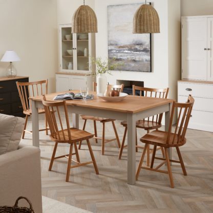 a333f939e2a84a9fcffe6374659bf3df7ae48d13547e4fe8cfa64c2c51383390.jpg An Image of Clifford Extendng Dining Table with Loxwood Chairs Loxwood Oak