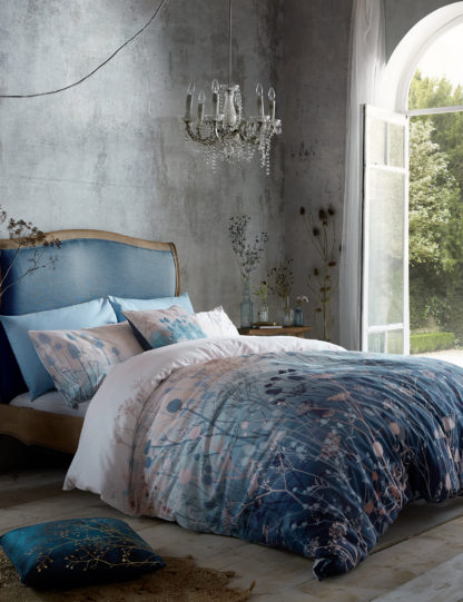 7273f57ce1aa72e6914430c56ee44efb565d63cc6f5247d0ac524d0743ce8e83-2.jpg An Image of Clarissa Hulse Pure Cotton Tanias Garden Bedding Set