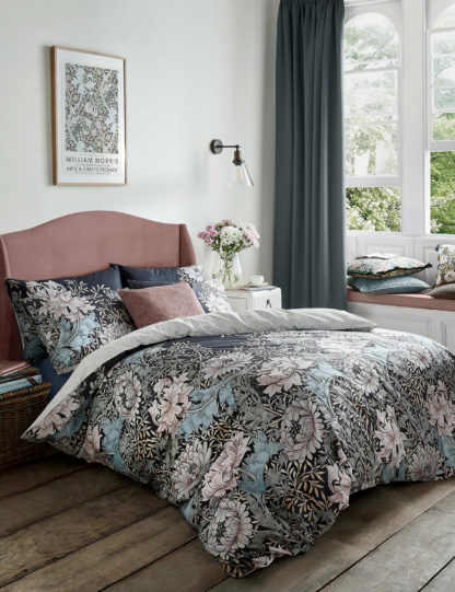 fc5917bc99206f8caf5c7f59ee76bb0d30edf4831eb6d235ee6593127ac43f43.jpg An Image of William Morris At Home Pure Cotton Chrysanthemum Bedding Set