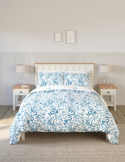 15aeebbdea81145b2aa940124fd51af5be6f082ea5ae5f40cb029f35c8e9a264-2.jpg An Image of M&S Pure Cotton Trailing Leaf Bedding Set
