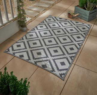 An Image of Maroc Geo Plastic Outdoor Mat Black