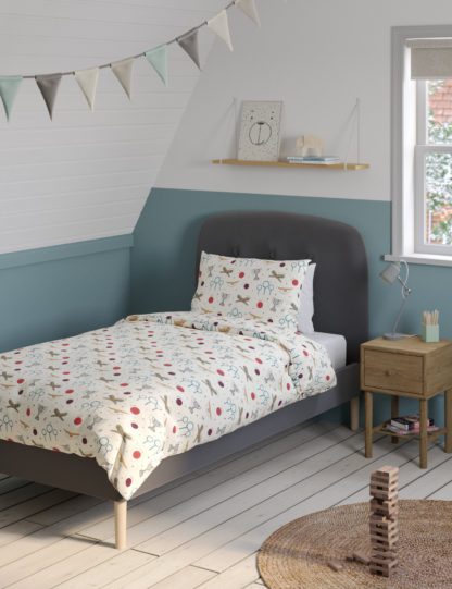 96aaf3c5f05beeb104c40bb728ccd2d1617a88974de79ac3d614db0ed2076c74.jpg An Image of M&S Cotton Blend Quidditch Bedding Set