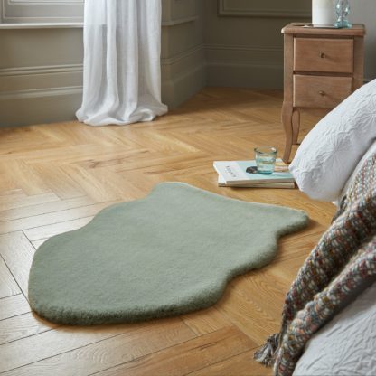 6a6121560df7d55fc20247e660ab79d66d5b22c7128c6589f9e9c23c262742b1.jpg An Image of Supersoft Single Pelt Faux Fur Rug Black
