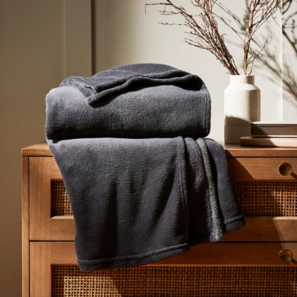 An Image of Plain Fleece Charcoal 125cm x 150cm Throw Charcoal (Grey)