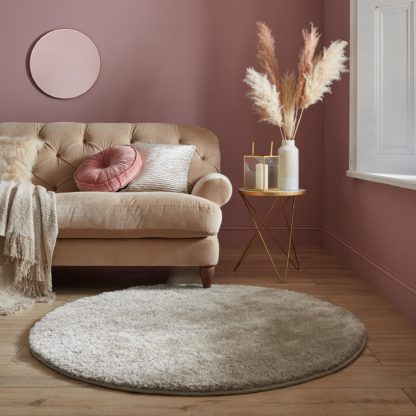 e0fba3d8e40ea8059e81580996ea159025bd8ea270cff3c1177862780b2ca57e.jpg An Image of Indulgence Round Shaggy Rug Cream