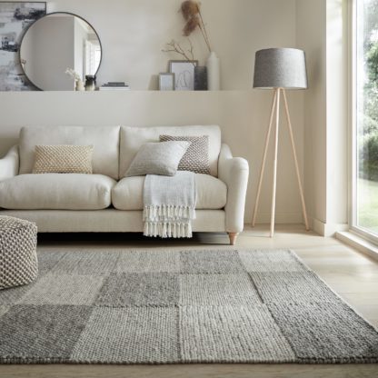 0a223c947d716ac39cf4c8703c4475b768b30ca5e2cc293430b2dc5c0b4f15c0.jpg An Image of Pebble Patchwork Rug Natural