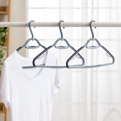 20431dce4eda151833de6d8dd1de97badc027b6b79ccfbf3987303350b3b6695.jpg An Image of Pack of 3 Soft Grip Grey Clothes Hangers Grey