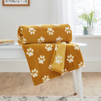 23ddee2af77c42ddf1ce0ada3a867fc2376fedd67c743f68b1f554e6f76f1548.jpg An Image of Printed Paw Print Throw Ochre